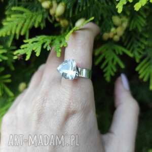 srebrny pierścionek z różowym kwarcem, surowy, minimalistyczny prosty, kamień