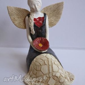 handmade ceramika anioł rozłożysty z gerberą