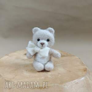 mały miś z kokardą - filcowana figurka - Dla dziecka pokoik