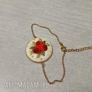 ręcznie haftowana bransoletka łańcuszkowa w stali szlachetnej na filcu stylowo