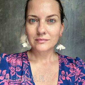 Klipsy białe kwiaty mogą uchodzić za ślubne, lekkie robione