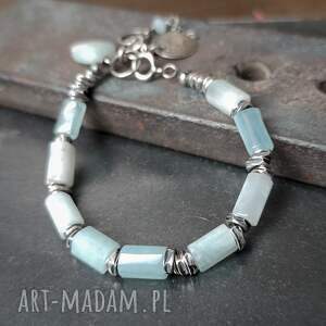 bransoletka z bryłek akwamarynu zawieszkami surowa biżuteria, charms srebro