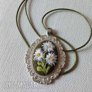 ręcznie haftowany wisior stokrotki filcu, stylowo, boho, niebanalnie