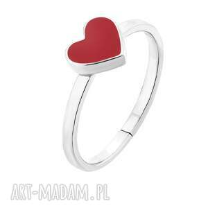 srebrny pierścionek z czerwonym serduszkiem, serce