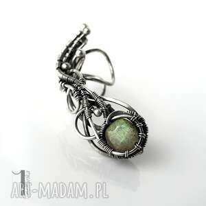 selene - srebrna nausznica z labradorytem wire wrapping, baśniowa, misterna