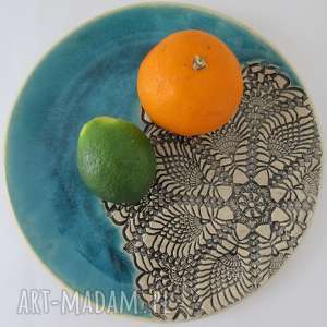 turkusowy talerz z koronką, ceramiczny, dekoracyjny koronkowy, ozdobny