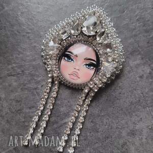 w kolorze srebra - haft koralikowy, srebrna broszka