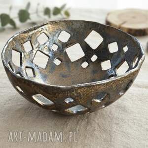 Ażurowa miska ceramiczna w metalicznym szkliwie - dekoracja domu