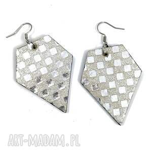 wiszące kolczyki z naturalnej skóry srebrne diamenty stal