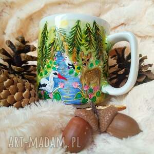 Prezent bociany i sarenka w baśniowym pejzażu ręcznie malowany kubek