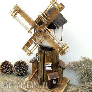 stary wiatrak - domek z drewna, dekoracja do domu