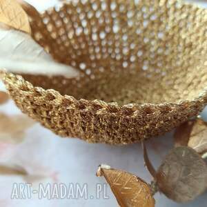 miseczka ozdobna w kolorze złotym na szydełku, dekoracyjna ekspozytor