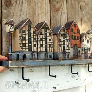 uliczka ze spichrzami - drewniany wieszakna klucze i ubrania, wieszak z domkami