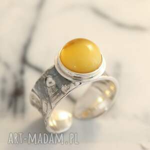 anna kaminska pierścionek modern z bursztynem żółtym