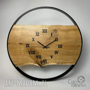 cuda z drewna zegar drewniany na ścianę średnica 50 cm stalowa czarna obręcz