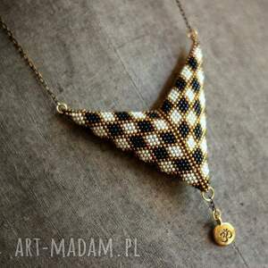 naszyjnik z wisiorem trójkąt - geometryczny wisiorek koralikowy w szachownicę