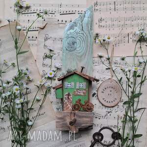 rustykalny wieszak z zielonym domkiem no 3, na klucze, ręcznie malowane