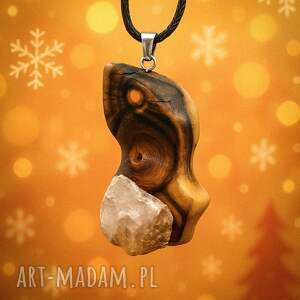 wisiorek z naturalnego drewna i kwarcu różowego - rękodzieło duszą prezent