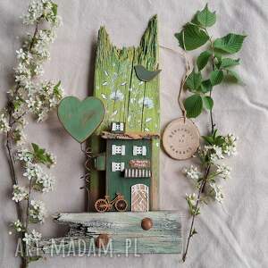 Prezent Rustykalny wiezzak z domkiem wśród zieleni z sercem no 1