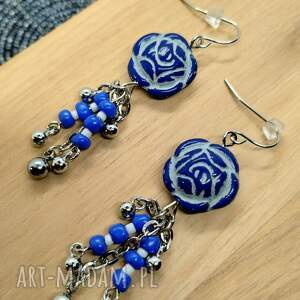 Kolczyki koralikowe z ceramicznymi granatowymi różyczkami