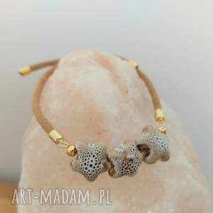Prezent Bransoletka z ceramicznymi gwiazdkami beż, brąz