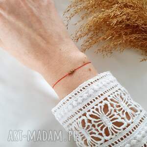 czerwona nitka z kuleczką, biżueteria handmade bransoletka na nitce delikatna