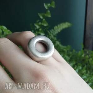 pierścionek z dziurką posrebrzany, ekstrawagancki regulowany