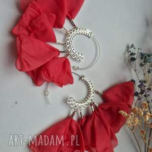 Kolczyki na bazie koła czerwone leciutkie wyglądają bardzo strojnie