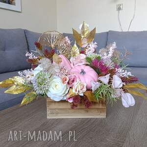 jesienna kompozycja z różowymi dyniami dekoracja ozdoba