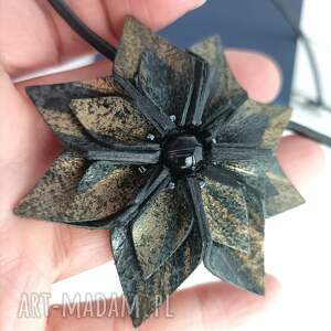 granatowo - złoty kwiatek na rzemieniu, ręcznie szyty z naturalnej skóry