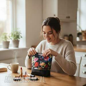 Kosmetyczka damska z ekoskóry i tkaniny wodoodpornej KW029