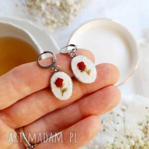 kolczyki wyszywane bordowe róże ogrodowe małe romantyczki haftowana
