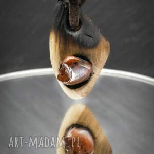 sztuka po godzinach drewniany wisiorek - obsydian i wiąz ręcznie rzeżbiony