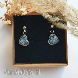 kolczyki serduszka z niezapominajką kolor srebrny, biżuteria na prezent