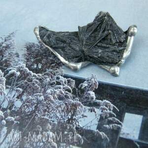 kamienna broszka naturalny czarny kyanit pomysł na prezent