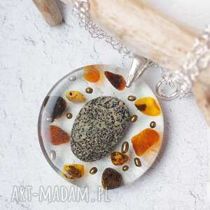 handmade naszyjniki srebrny naszyjnik z żywicą, kamieniem i bursztynami
