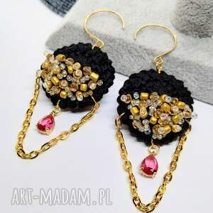 czarne kolczyki szydełkowe z czerwonymi kryształkami i łańcuszkami