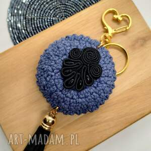 Brelok okrągły szydełkowy fioletowo niebieski z aplikacją i chwostem