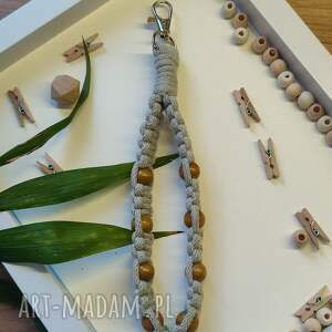 ze sznurka, brelok z pętelką, korale drewniane, na rękę