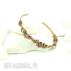 miedziana bransoleta mankietowa z rubinem wire wrapping, biżuteria