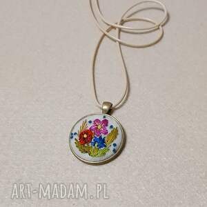 Ręcznie haftowany wisior DLA KRYSI, haft płaski, niebanalnie, stylowo