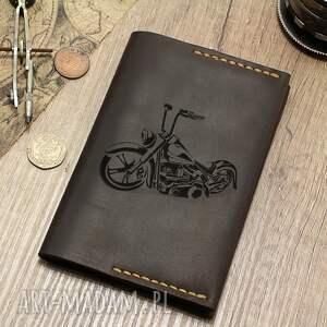 Etui na paszport z grawerem skórzane ręcznie robione z motocyklem