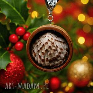 wisiorek muszla morska - brzoza, drewno, pirografia, prezent niej