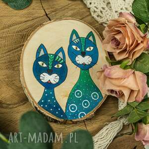 Koty na plastrze drewna