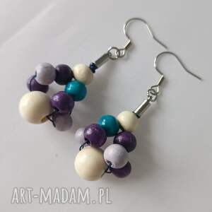 kolczyki drewniane wiszące jagodowy krem z małych koralików stal