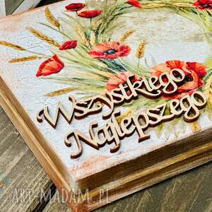 pudełko na czekoladki wykonane z naturalnego drewna motywem sielskim, ozdobne