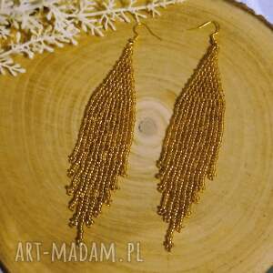 złote, mieniące się kolczyki z koralików