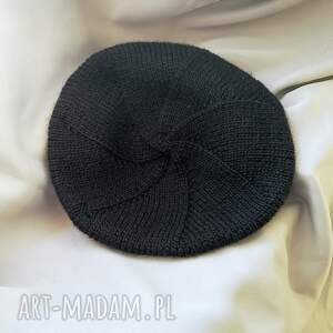 handmade czapki czarny beret na przejściowe pory roku