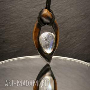 ręcznie rzeźbiony wisiorek z orzecha i kwarcu aura - biżuteria duszą natury