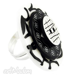black white pierścionek, kratka, elegancki design, modny, ćwieki